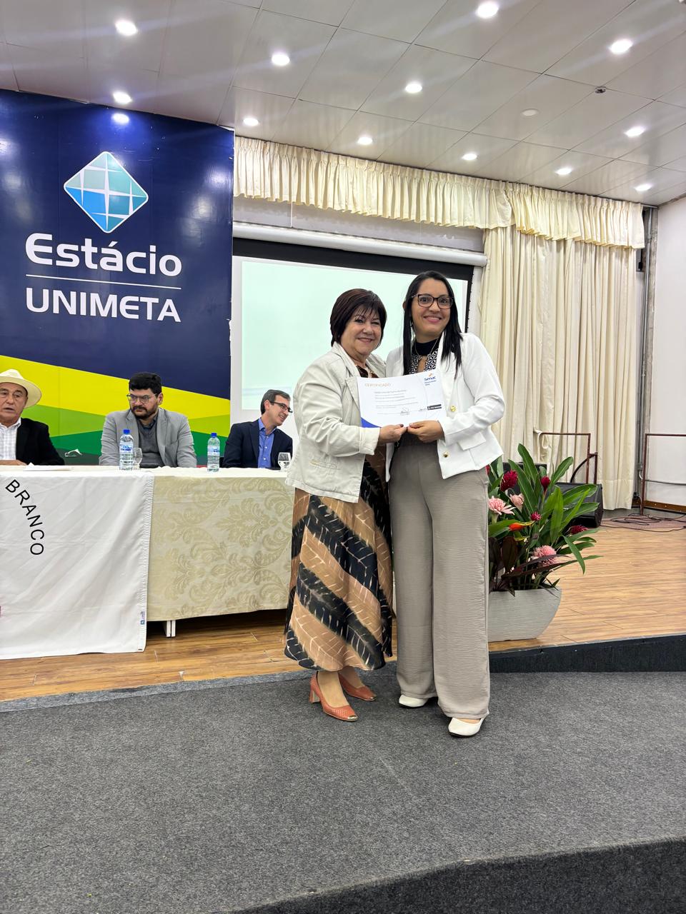 Secretária de Educação Nabiha Bestene certificou Danila Lima, simbolizando a conquista de todos os alunos que participaram do curso
